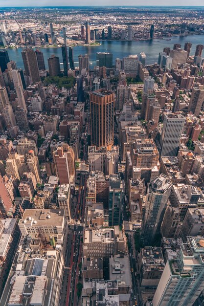 Foto vista aérea de edificios iluminados de rascacielos en la ciudad de día en un ángulo alto