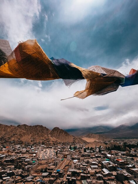 Foto vista aérea de edificios y montañas contra el cielo