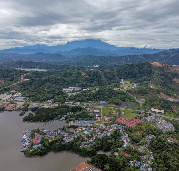 Foto vista aérea de edificios y montañas contra el cielo