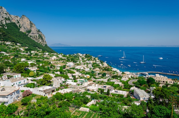 Vista aérea de los edificios y el paisaje marino de la isla de Capri en Italia.