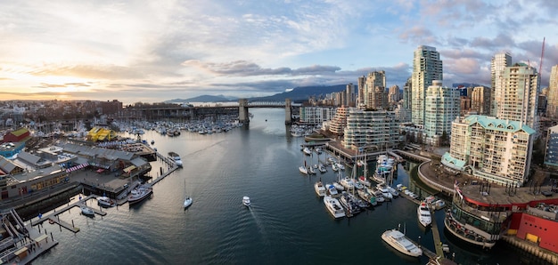 Vista aérea de los edificios residenciales en False Creek