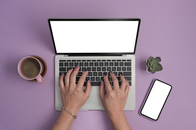 Vista aérea elegante mujer manos escribiendo en computadora portátil