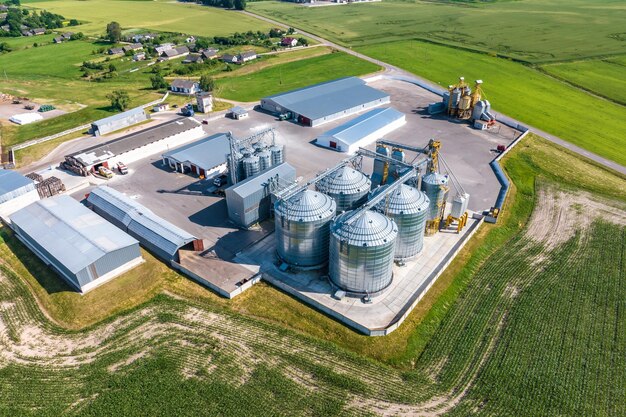 Vista aérea del elevador de granero de agrosilos con línea de limpieza de semillas en la planta de fabricación de agroprocesamiento para el procesamiento, secado, limpieza y almacenamiento de productos agrícolas, harina y grano