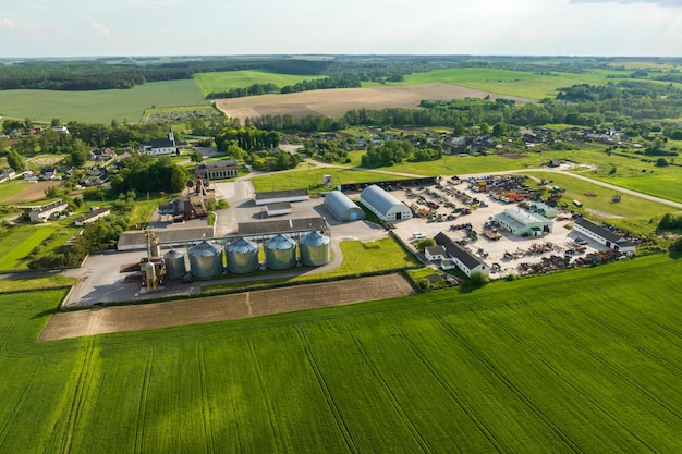 Vista aérea del elevador de granero de agrosilos con línea de limpieza de semillas en la planta de fabricación de agroprocesamiento para el procesamiento, secado, limpieza y almacenamiento de productos agrícolas, harina y grano