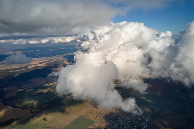 Vista aérea em alta altitude da terra coberta com nuvens cumulus inchadas se formando antes da tempestade