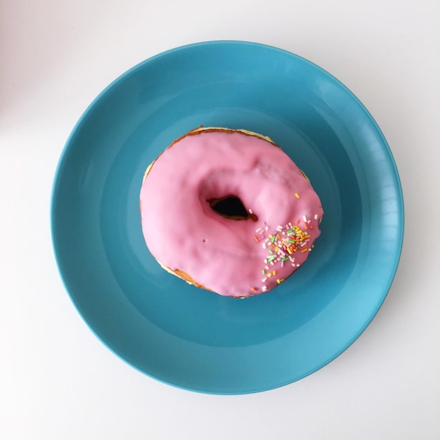 Vista aérea em close-up de um donut em um prato