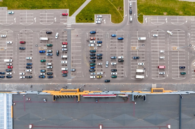 Vista aérea em grande estacionamento ao ar livre para carros para moradores da área