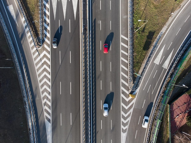 Foto vista aérea em interseções de rodovias na cidade veículos dirigem na estrada