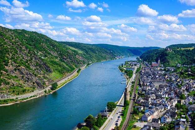 Vista aérea em Oberwesel am Rhein Pequena cidade no meio superior do rio Reno Mittelrhein Bela vista panorâmica de cartão postal RenâniaPalatinado RheinlandPfalz Alemanha UNESCO