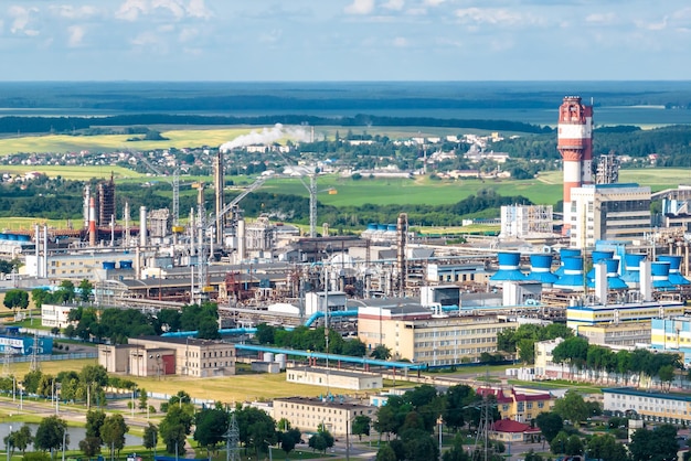 Vista aérea em tubos de fábrica de produtos químicos Conceito de poluição do ar Paisagem industrial poluição ambiental resíduos de usina termelétrica