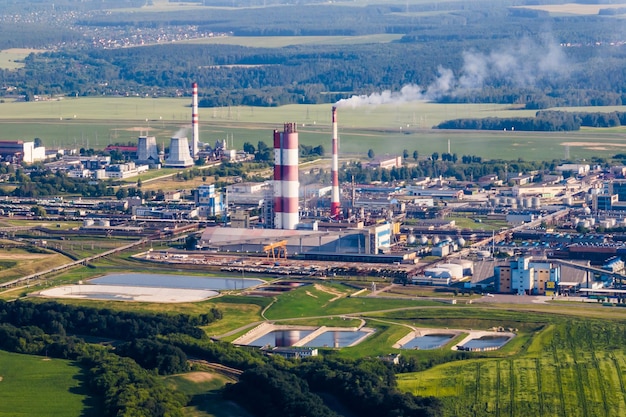 Vista aérea em tubos de fábrica de produtos químicos Conceito de poluição do ar Paisagem industrial poluição ambiental resíduos de usina termelétrica