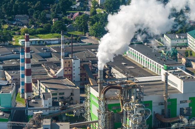 Vista aérea em tubos de fábrica de produtos químicos Conceito de poluição do ar Paisagem industrial poluição ambiental resíduos de usina termelétrica