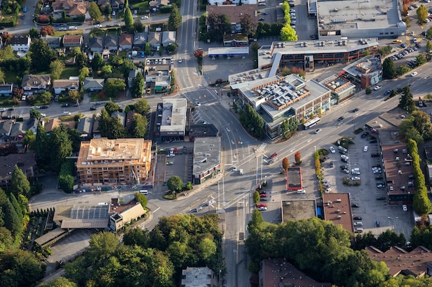 Vista aérea em um cruzamento de rua nas proximidades do shopping