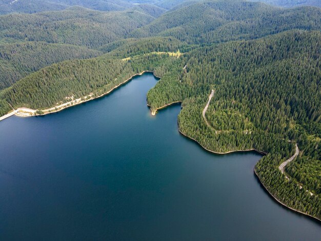 Vista aérea del embalse de Golyam Beglik en Bulgaria