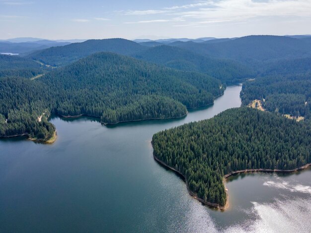 Vista aérea del embalse de Golyam Beglik en Bulgaria