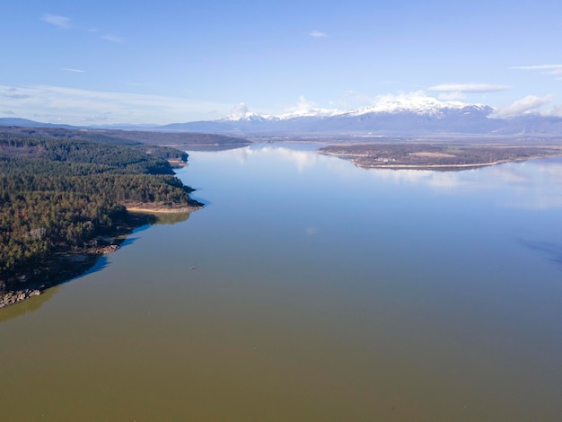 Vista aérea del embalse de Koprinka en Bulgaria