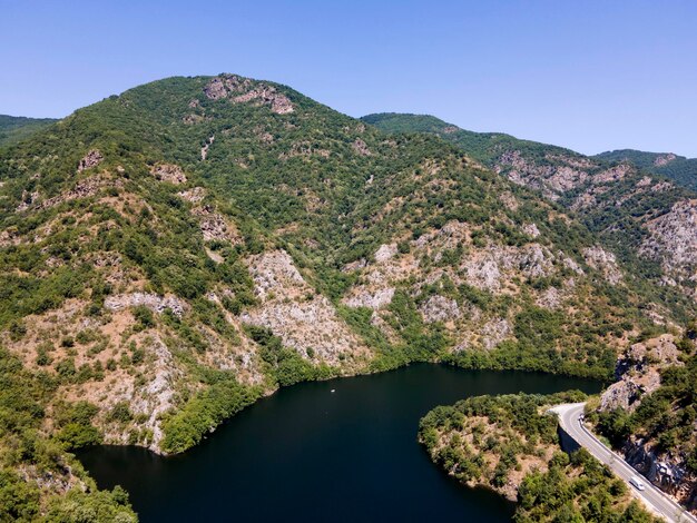 Vista aérea del embalse de Krichim y las montañas Rodopes de Bulgaria