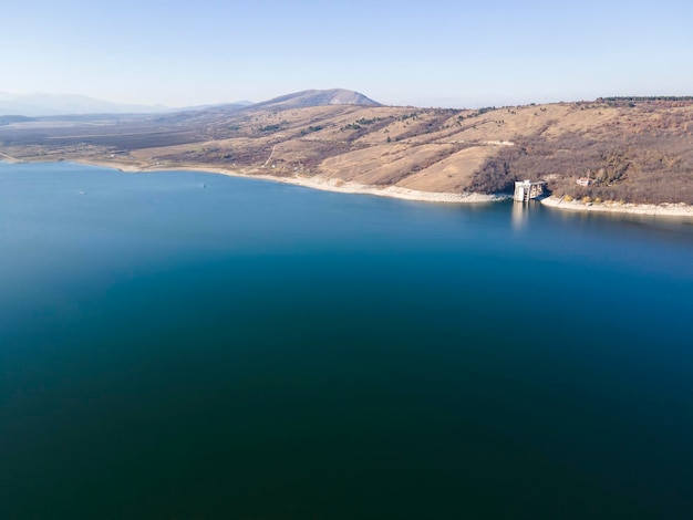 Vista aérea del embalse de Ogosta en Bulgaria