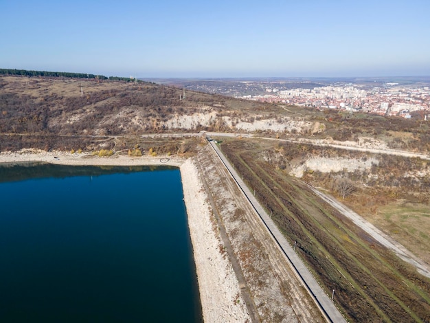 Foto vista aérea del embalse de ogosta en bulgaria