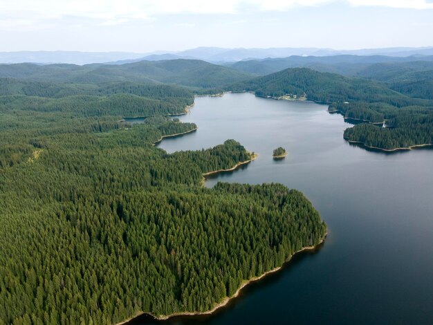 Vista aérea del embalse de Shiroka polyana en Bulgaria