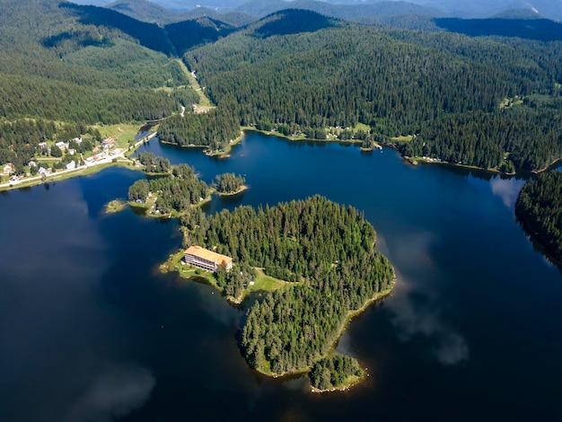 Vista aérea del embalse de Shiroka polyana en Bulgaria