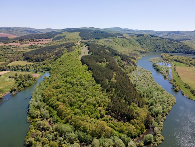 Foto vista aérea del embalse de topolnitsa en bulgaria