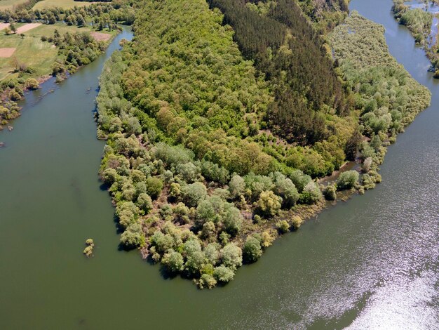 Vista aérea del embalse de Topolnitsa en Bulgaria