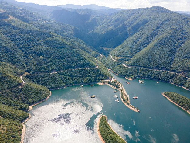 Foto vista aérea del embalse de vacha y las montañas rodopes de bulgaria