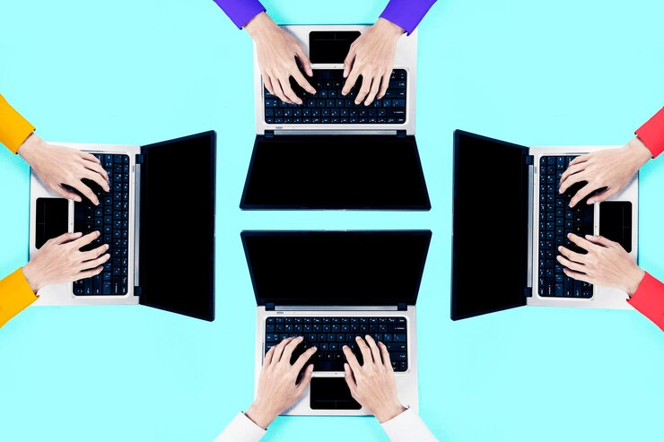 Foto vista aérea de empresarios sentados juntos trabajando con una computadora portátil