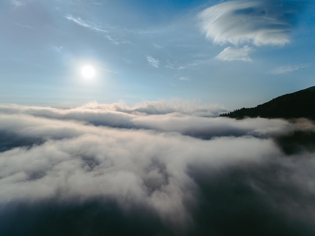 Vista aérea por encima de las nubes