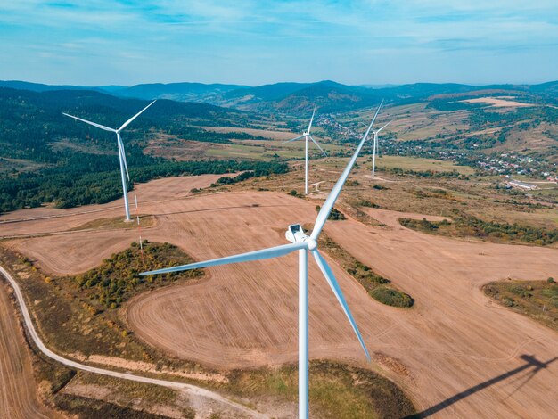 Vista aérea de la energía verde de la planta de electricidad de la turbina eólica