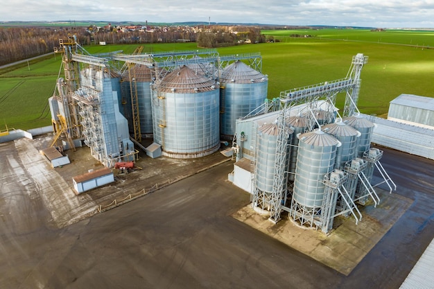 Vista aérea de un enorme complejo agroindustrial con silos y línea de secado de granos