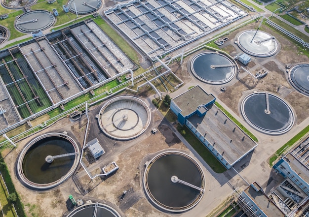 Vista aérea de la enorme instalación de tratamiento de agua.
