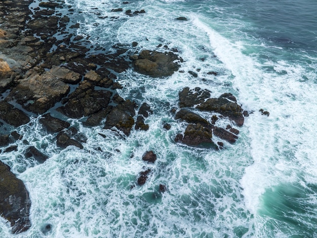 Vista aérea de las enormes olas del Océano Pacífico