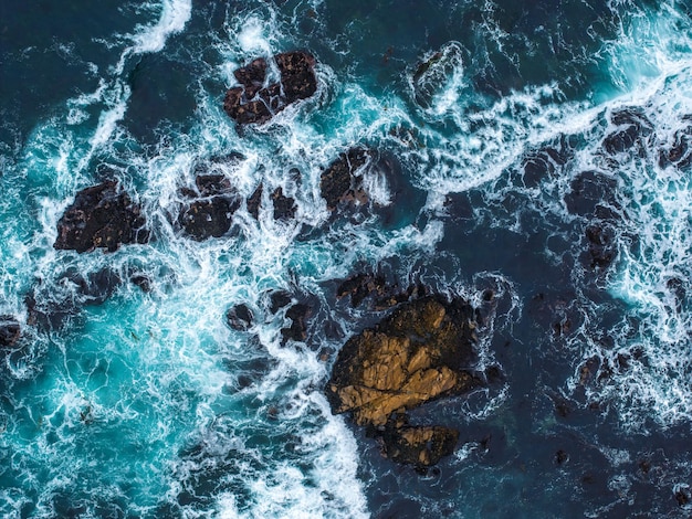 Vista aérea de las enormes olas del Océano Pacífico