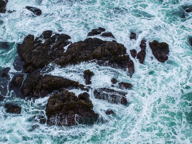 Vista aérea de las enormes olas del Océano Pacífico