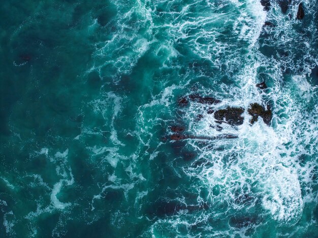 Vista aérea de las enormes olas del Océano Pacífico