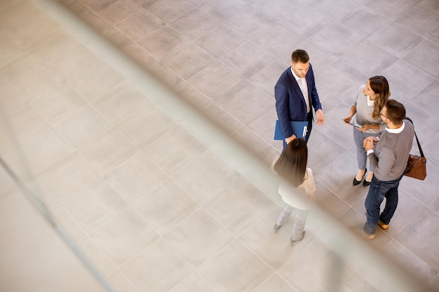 Vista aérea en el equipo de gente de negocios discutiendo en el pasillo de la oficina