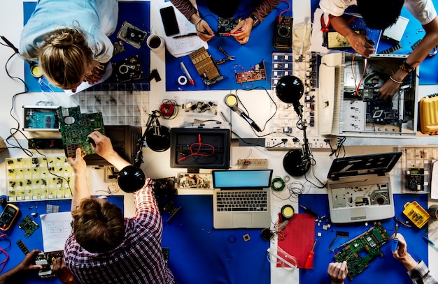 Vista aérea del equipo de técnicos en electrónica trabajando.