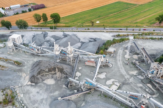 Vista aérea del equipo de trituración trituradora de piedra en un equipo de minería de cantera para procesar y clasificar harina de piedra triturada de piedra