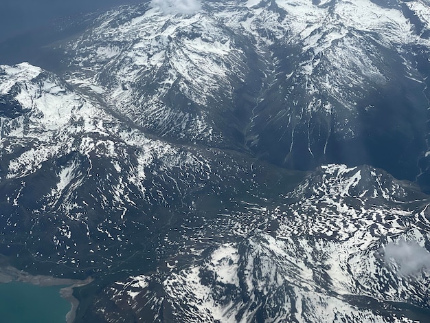 Vista aérea de las escarpadas montañas nevadas y el lago