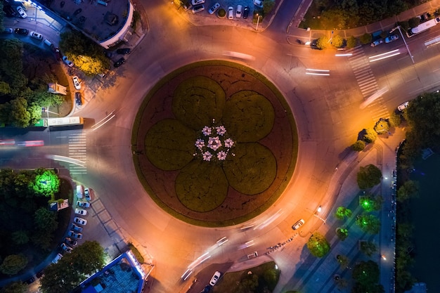 Vista aérea de la escena nocturna de la rotonda de la carretera de la ciudad de la isla de la rotonda