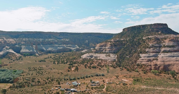 Vista aérea de una escena del paisaje desértico de montaña del cañón en Arizona