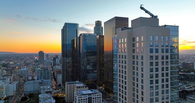 Vista aérea escénica del horizonte del paisaje urbano panorámico de la ciudad de Los Ángeles al atardecer