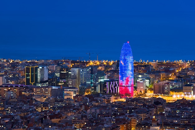 Vista aérea escénica del rascacielos y del horizonte de la ciudad de Barcelona en la noche en Barcelona, España.