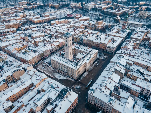 Vista aérea del espacio de copia nevado del centro de lviv
