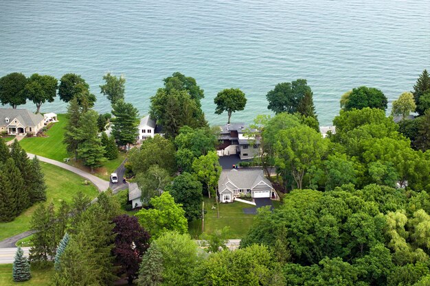 Vista aérea de espaciosas casas familiares en la orilla del lago Ontario en el área suburbana del norte del estado de Nueva York Desarrollo inmobiliario en los suburbios estadounidenses