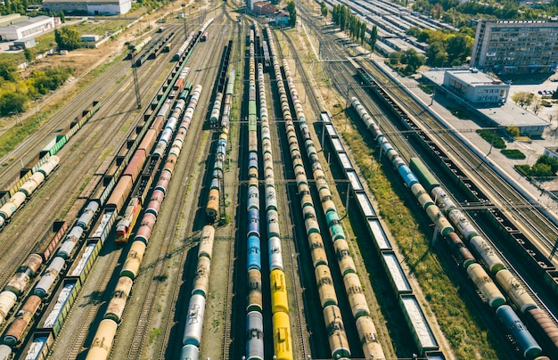 Vista aérea de la estación de depósito de trenes de carga de envío y transporte de vagones, concepto de industria f