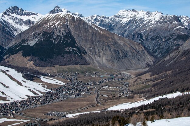 Vista aérea de la estación de esquí de los Alpes de Livigno, pequeño pueblo italiano en los Alpes Vista aérea panorámica cerca de Bormio