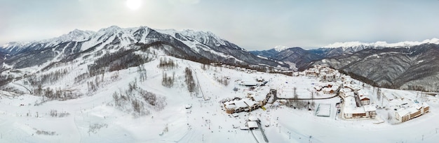 Vista aérea de la estación de esquí Rosa Khutor montañas cubiertas de nieve en Krasnaya Polyana Rusia